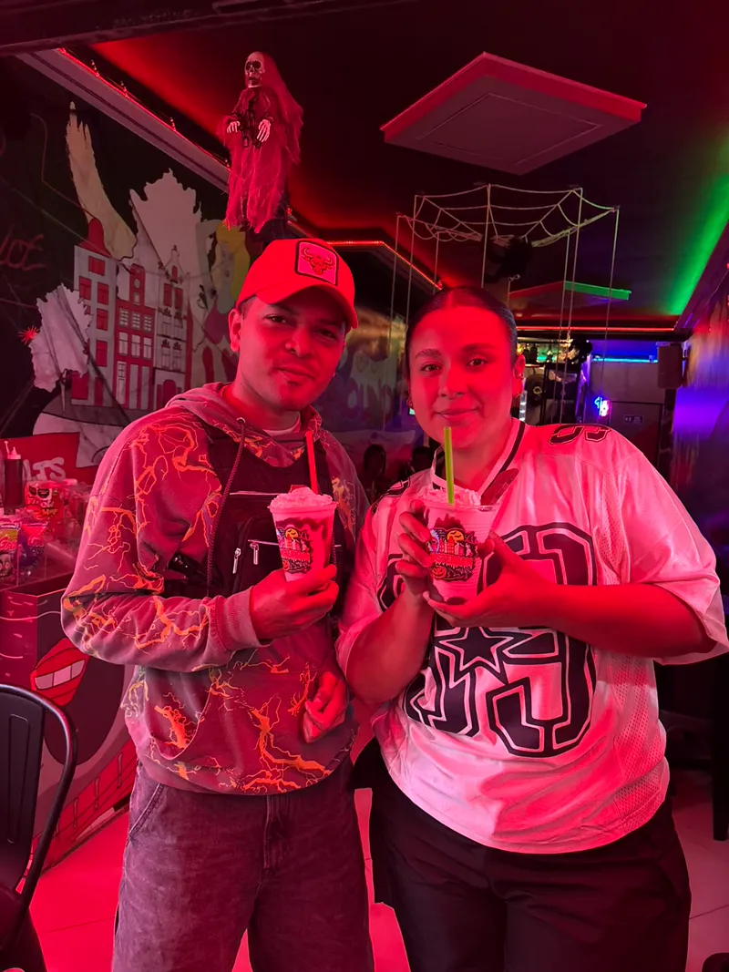 Clientes con sus granizados en el local